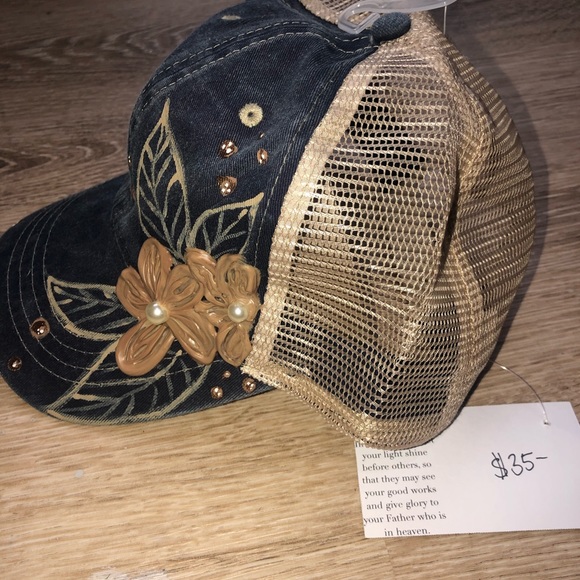 Custom painted hat with floral and Pearl detail - Picture 3 of 3